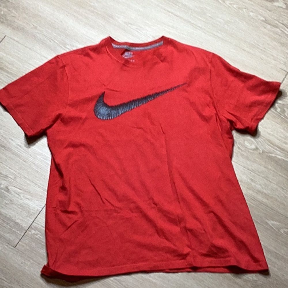Nike Men XL Red Big Swoosh Logo Short Sleeve Shirt